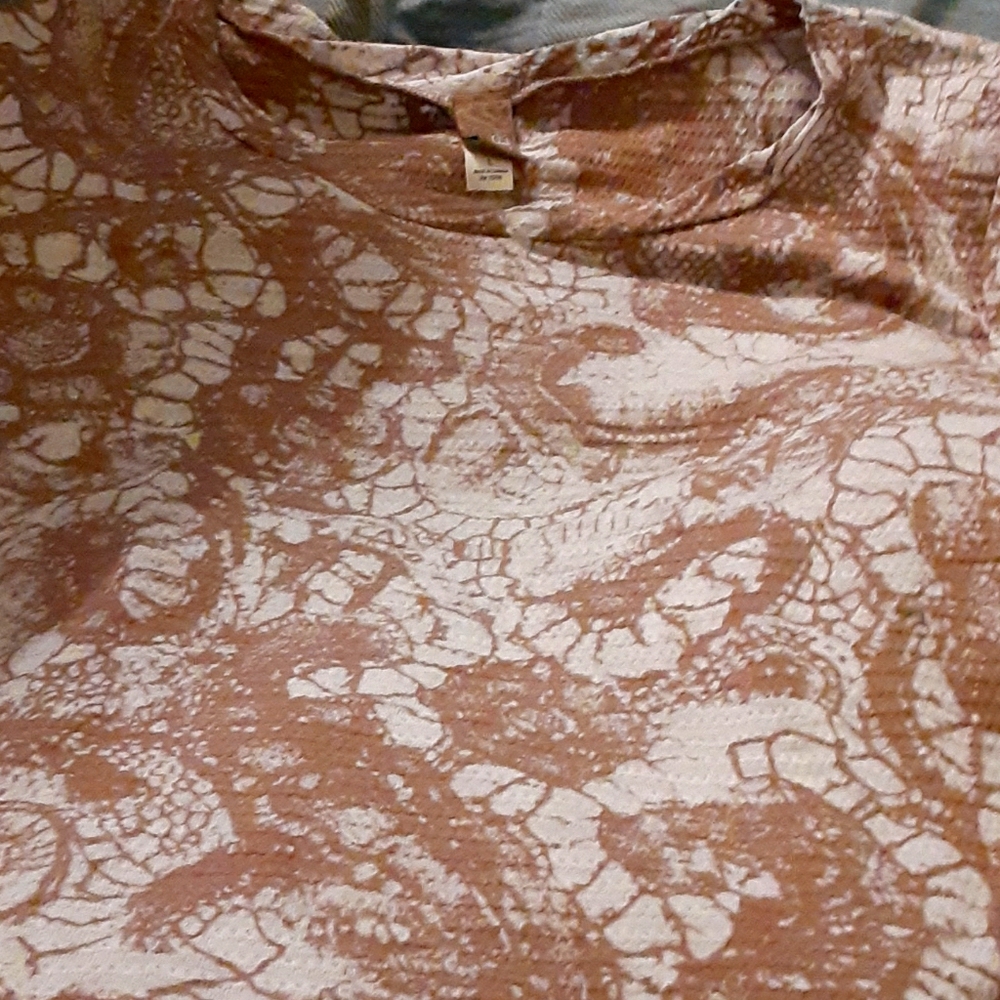 BKE BUCKLE PAISLEY LACE PRINT MUSCLE TEE